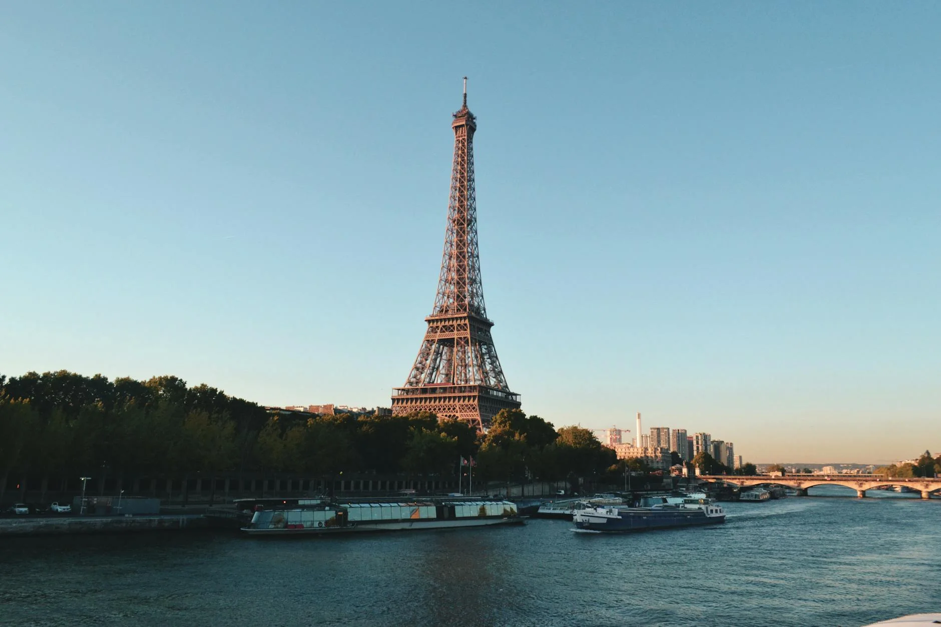 A great view of the eiffel tower, unavoidable on one of our Paris Food Tour