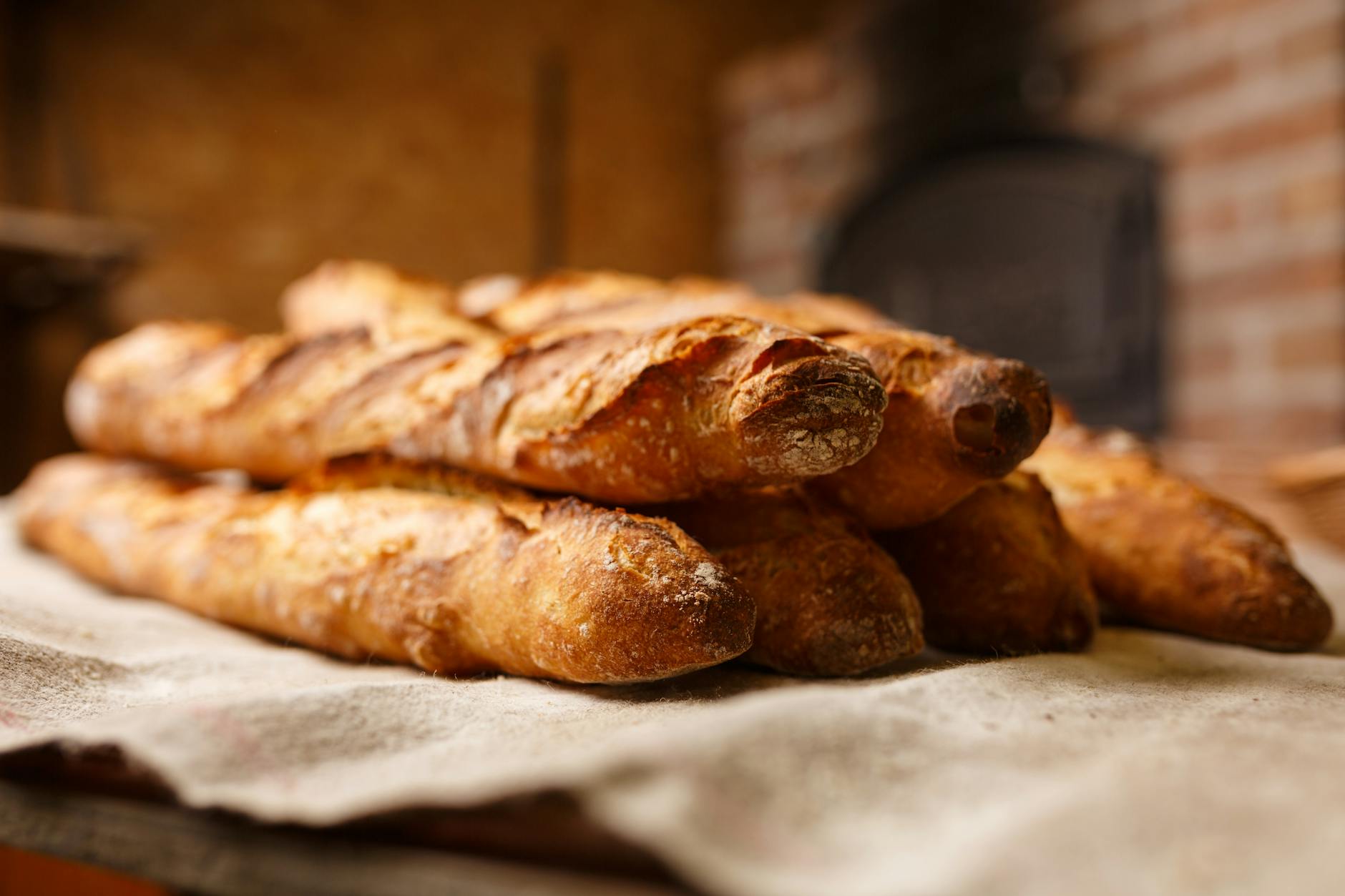 six baked breads - we help you find the best food and bread in paris 
