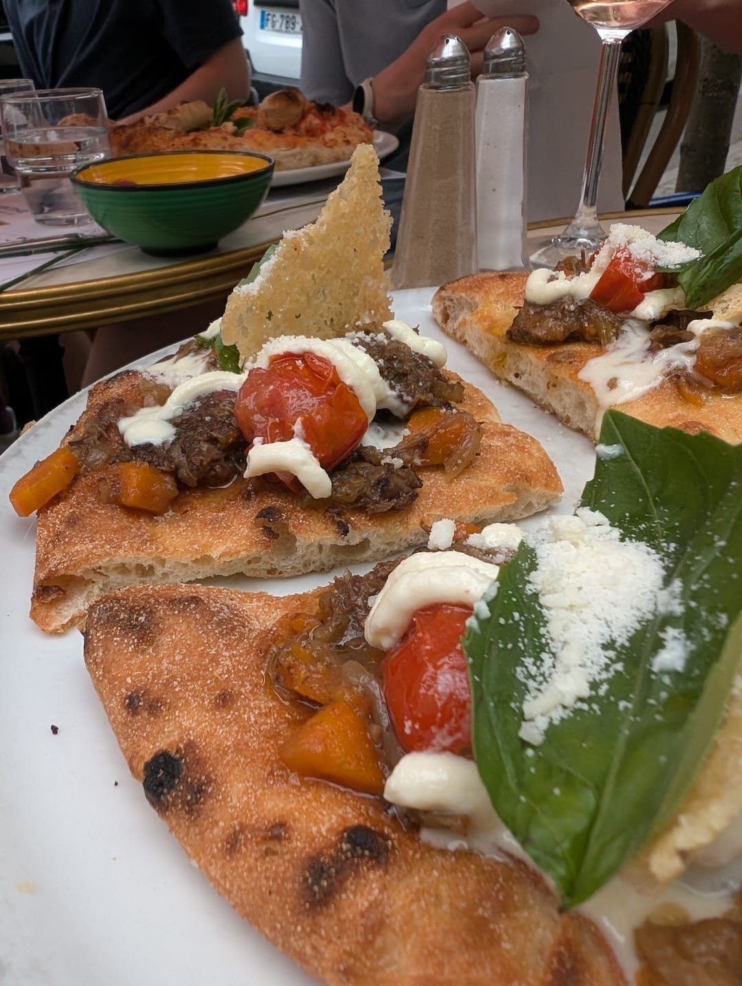 Gourmet pizza with burrata, tomatoes and basil at Ciao Bella in Boulogne-Billancourt