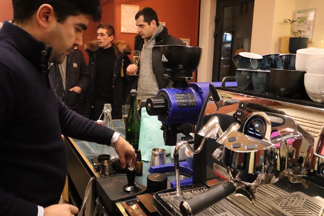 Barista preparing specialty coffee at Cusuaka Cafés in Boulogne-Billancourt