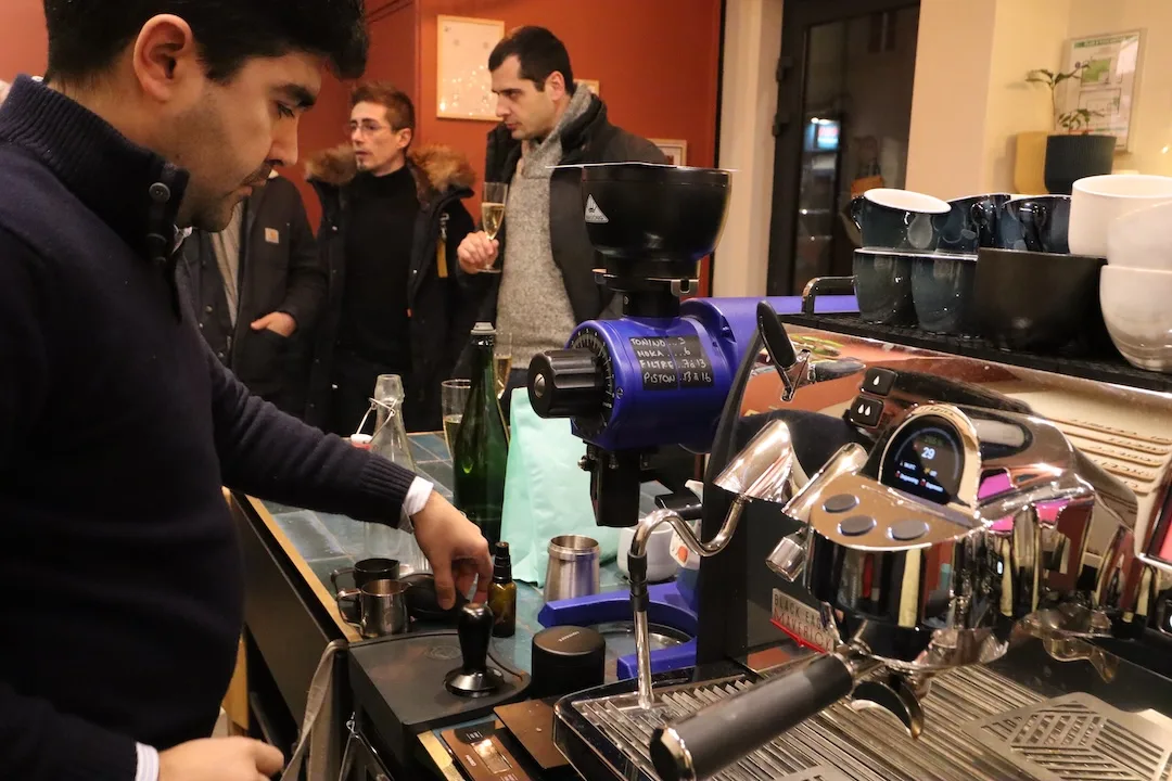 cusuaka-specialty-coffee-boulogne-billancourt-barista Barista preparing specialty coffee at Cusuaka Cafés in Boulogne-Billancourt